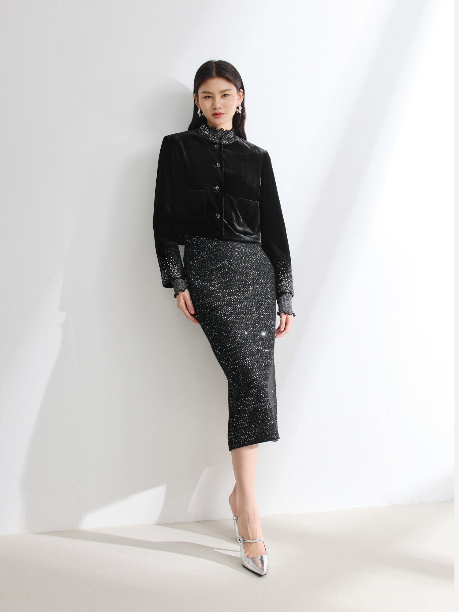Button Closure Velvet Cropped Blazer | Black