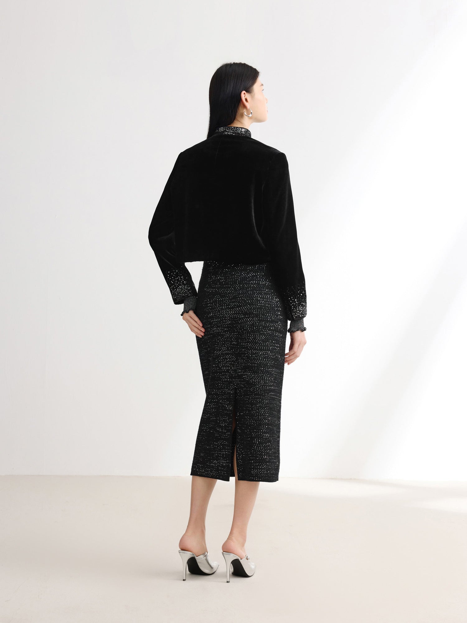 Button Closure Velvet Cropped Blazer | Black