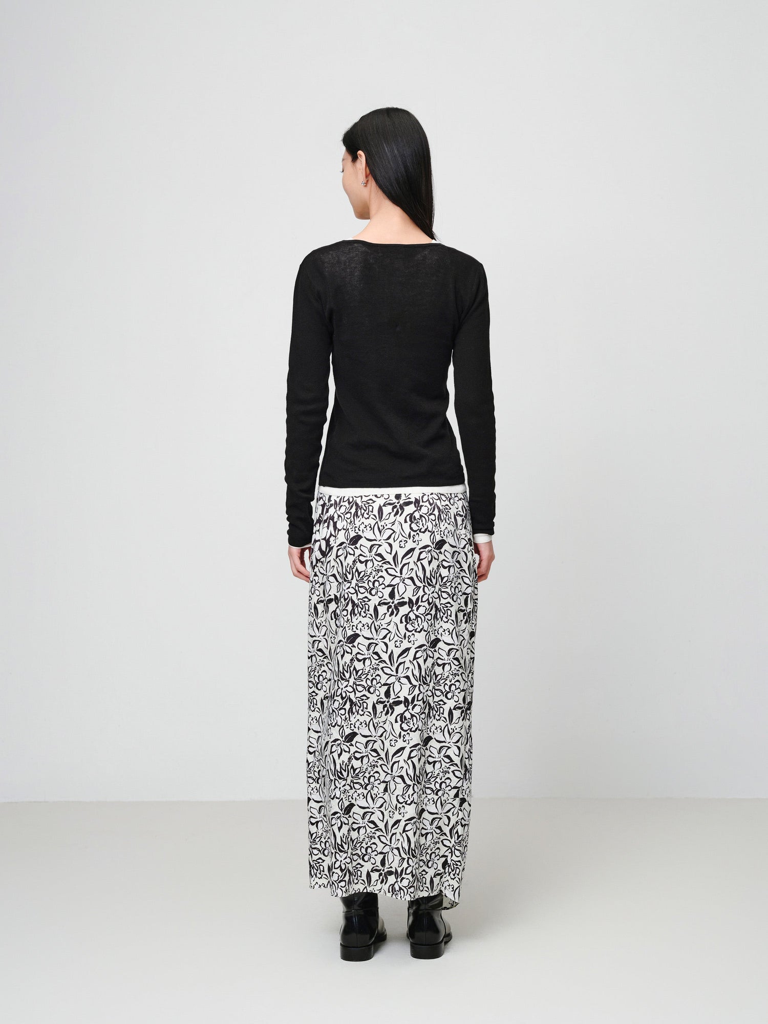 Slim round neck knit base sweater | Black