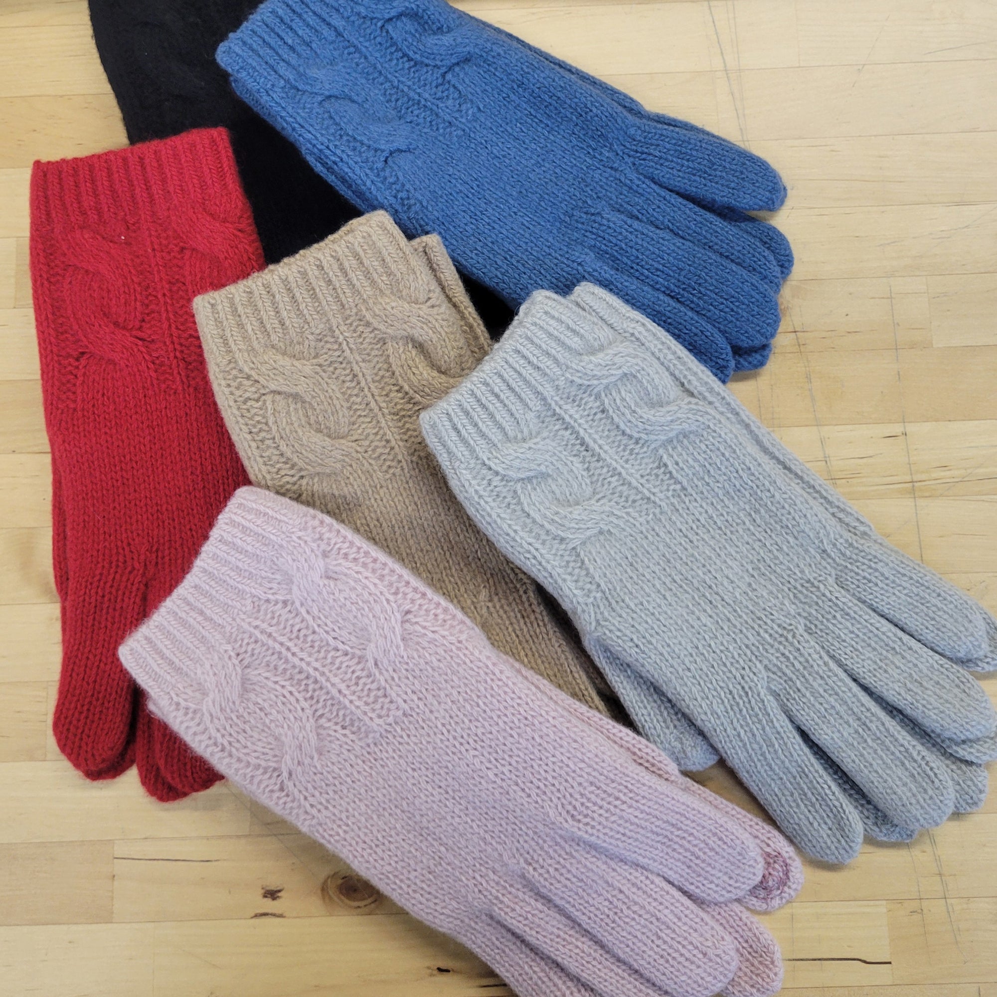Womens | Cashmere Tech Gloves with Cables | Rosso Cilegia