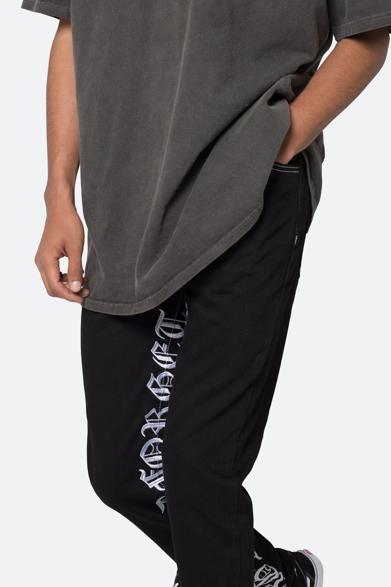 D527 Old English Denim | Black x White