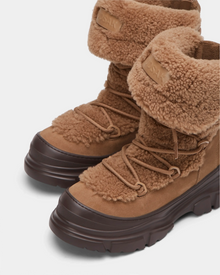 The ROKI - 8224533 Camel by Rudsak is a womens winter ankle boot in brown, lined with cozy faux shearling to provide warmth and style for cold days.