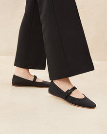 Color: Black/Black