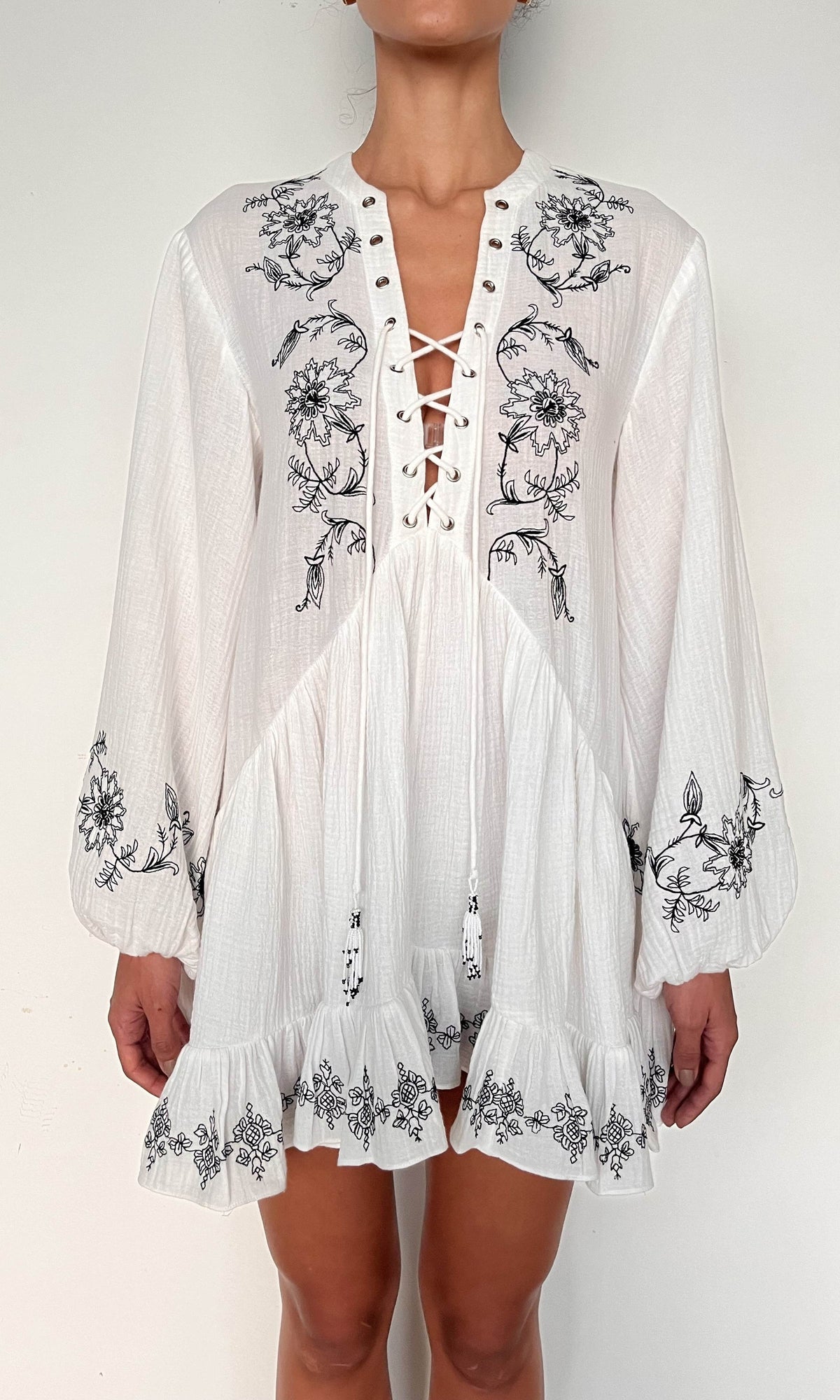 Rococo Sand | Jaci Cotton Double Cloth Gauze Neck Mini Dress | Black/White