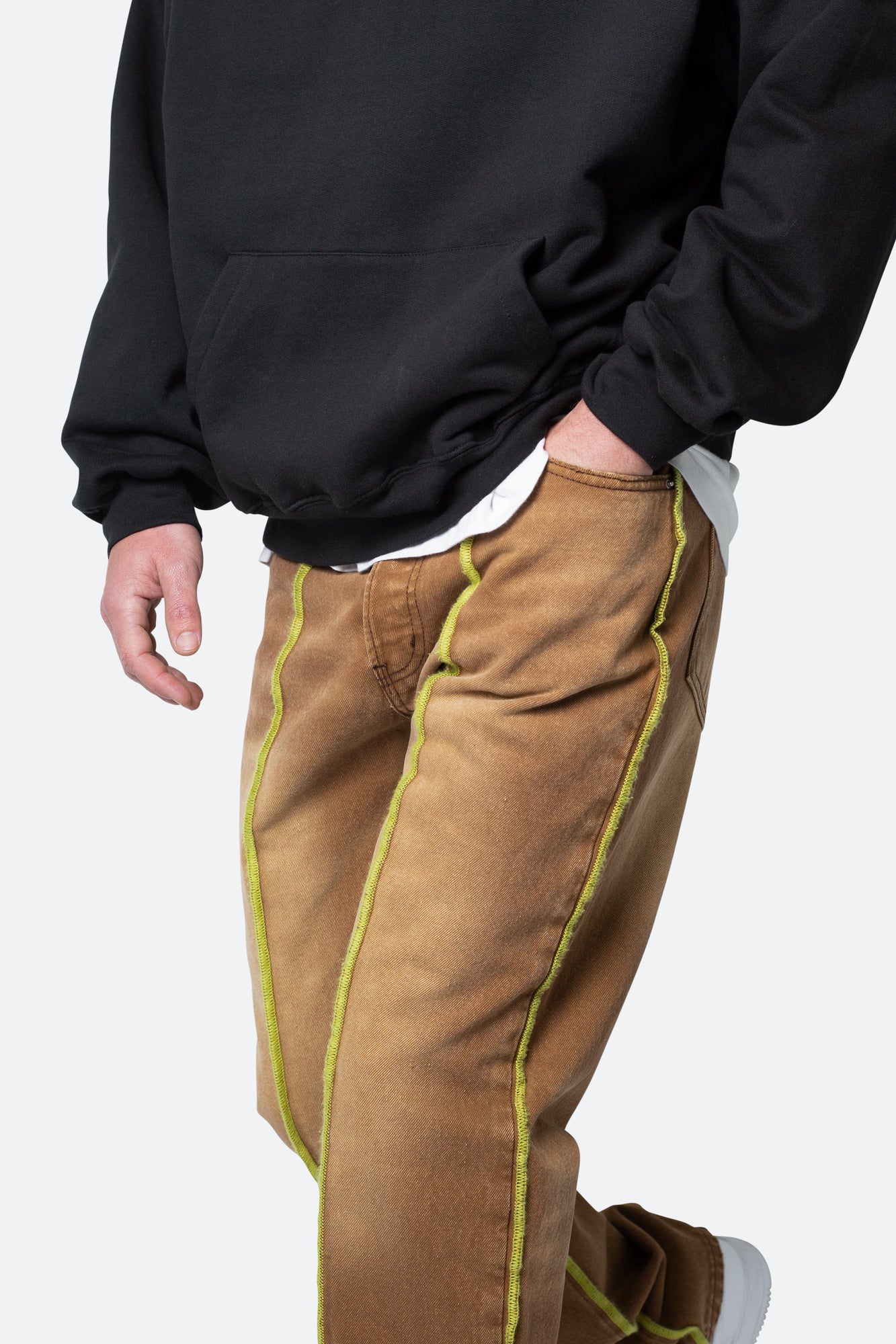 V592 Serged Baggy Denim | Brown