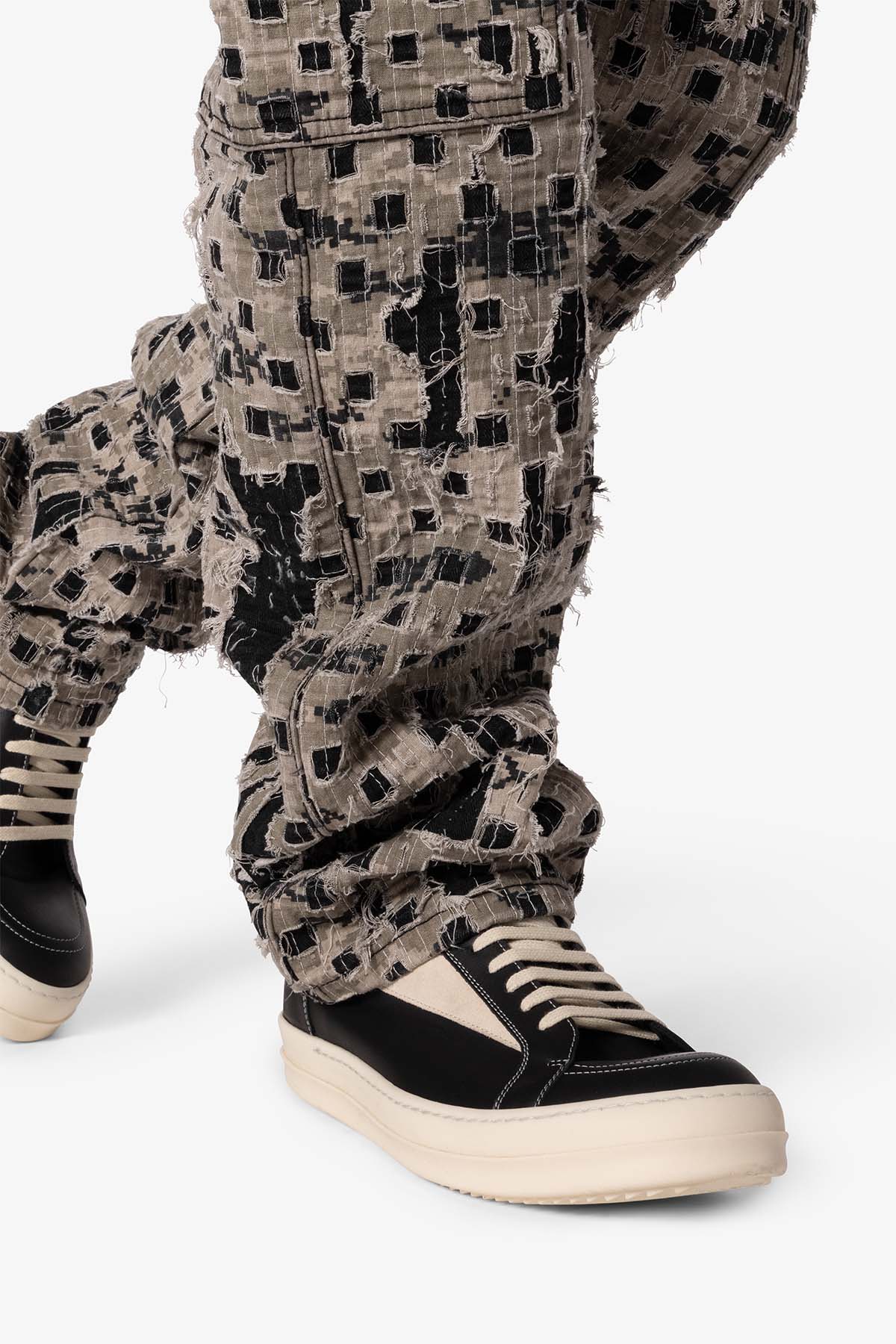 V646 Spotted Camo Cargo Denim | Multi