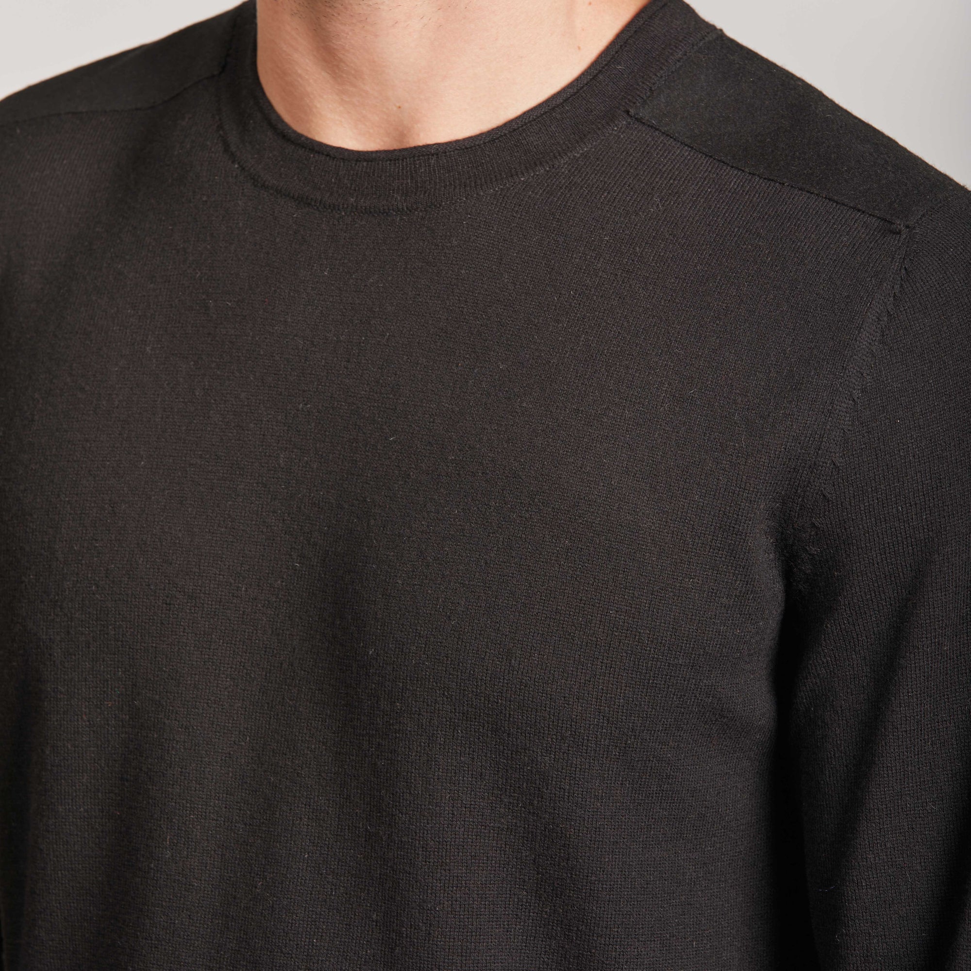 Men | Vicuna Saddle Shoulder Crew Neck for Men | Black